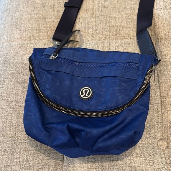 lululemon athletica Handbags - Blue lululemon festival bag